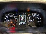 様々な車両情報を表示できるTFTマルチインフォメーションディスプレイを中央に配した視認性の高い大型2眼メーターです