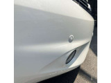 障害物を音で知らせてくれるセンサーが付いています。暗くて狭い場所でも車庫入れが安心できます。