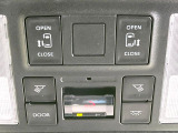 【両側パワースライドドア】スマートキーや運転席のスイッチで後席両側スライドドアの開閉が可能♪電動だから力を入れてドアを開ける必要が無く、小さなお子様でも簡単に開け閉めでき快適です♪