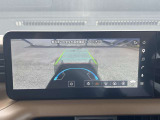 インビジブルフードビュー機能でまるでクルマの下が透けて見えるような映像を確認しながら、死角となる直前の障害物もスムースに回避。