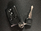 電子カードキーを携帯していれば、ドアハンドルやバックドアのリクエストスィッチを押すだけでドアの施錠、開錠が行えます。電子カードキーがないとエンジンが始動しない、盗難防止に役立つイモビライザー機能付