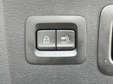 【パワーバックドア】スマートキーや運転席のボタンを押すだけでリアゲートが自動で開閉します!荷物を持っている時や、高い位置にあるバックドアを閉める際に便利な機能です♪