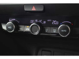 ダイヤル式フルオートエアコン。車内の温度設定だけでなく、PM2.5対応高性能集塵フィルターを装備しており、いつでも車内は快適空間♪