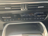 車内快適オートエアコン。物理スイッチで操作性も良好です