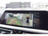リヤ・ビュー・カメラ(予想進路表示機能付):車両後方の障害物や歩行者をコントロール・ディスプレイに表示。予想進路表示機能により、目標とする駐車スペースに十分な広さがあるか確認することができます。
