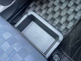 助手席座面下に、引き出し式の小物入れがございます。