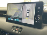 【全方位モニター】まるでクルマを真上から見下ろしたかのような視点で駐車をサポートします!クルマの斜め後ろや真横など、前後左右の4つのカメラの映像が合成されて、モニターに映し出されます。