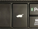 【パワーバックドア】スマートキーや運転席のボタンを押すだけでリアゲートが自動で開閉します!荷物を持っている時や、高い位置にあるバックドアを閉める際に便利な機能です♪