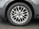 標準装備の純正16インチアルミホイール。タイヤサイズは185/60R16です。
