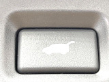 【パワーバックドア】スマートキーや運転席のボタンを押すだけでリアゲートが自動で開閉します!荷物を持っている時や、高い位置にあるバックドアを閉める際に便利な機能です♪