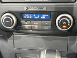 【オートエアコン】一度お好みの温度に設定すれば、車内の温度を検知し風量や温度を自動で調整。暑い&hellip;寒い&hellip;と何度もスイッチ操作をする必要はありません。快適な車内空間には必須の機能ですね♪