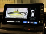 リバースギアに入れるだけで後方の表示へ切り替わります。夜間や雨の日の駐車も楽になりますよ。
