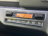 【オートエアコン】一度お好みの温度に設定すれば、車内の温度を検知し風量や温度を自動で調整。暑い&hellip;寒い&hellip;と何度もスイッチ操作をする必要はありません。快適な車内空間には必須の機能ですね♪