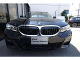 BMWの代名詞の【キドニーグリル】グリルが腎臓のように見えるので【キドニー】と呼ばれるようになりました。一目見ただけでBMWであると認識できる確固たるアイコンとして存在感を放ちます。