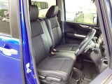 【ベンチシート】運転席と助手席の移動もスムーズ!狭い駐車場での乗り降りや、お子様の乗り降りにも便利です。座席の間にコンソールボックスやドリンクホルダーがないため、車内空間が広く感じます。