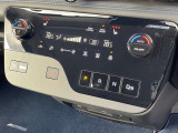 運転席、助手席にはシートヒーターが装備されております。