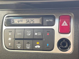 【オートエアコン】一度お好みの温度に設定すれば、車内の温度を検知し風量や温度を自動で調整。暑い&hellip;寒い&hellip;と何度もスイッチ操作をする必要はありません。快適な車内空間には必須の機能ですね♪