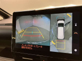 【パノラミックビューモニター】映像で、見づらい車両周辺の確認をアシスト。クルマを真上から見ているような映像を表示。 運転席から確認しにくい車両周囲の状況を把握。