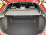 荷室にはトノカバーを装備しており、荷物を目隠しできるためプライバシー性が高く安心です。