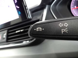 居眠り運転やわき見運転など、万が一車両が道路白線をはみだしそうになると、車がハンドルを自動修正してくれるアウディレーンアシストが装備されております。