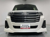 メッキが施されたスタイリッシュなフロントマスク。