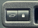 【パワーバックドア】スマートキーや運転席のボタンを押すだけでリアゲートが自動で開閉します!荷物を持っている時や、高い位置にあるバックドアを閉める際に便利な機能です♪