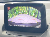 【バックカメラ】駐車時に後方がリアルタイム映像で確認できます。大型商業施設や立体駐車場での駐車時や、夜間のバック時に大活躍!運転スキルに関わらず、今や必須となった装備のひとつです!