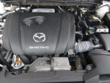 「SKYACTIV-G(ガソリン)」は、規格外の高圧縮を実現し、世界のエンジン技術者に驚きを与えました。さらに、それを維持したままノッキングの発生を抑え、熱効率を向上、走りにも寄与したエンジンです。