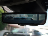 【クリアサイトインテリアリアビューミラー】は車体に装備したカメラによって、後方の映像がミラーに映し出されます。ミラーユニット下部のスイッチで簡単にモード切替も可能です。