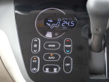 【オートエアコン】一度お好みの温度に設定すれば、車内の温度を検知し風量や温度を自動で調整。暑い&hellip;寒い&hellip;と何度もスイッチ操作をする必要はありません。快適な車内空間には必須の機能ですね♪