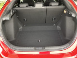 広々としたトランクスペースを備えており、日常の買い物から旅行の荷物までしっかり収納。使い勝手の良い荷室で、さまざまなシーンに対応できます。