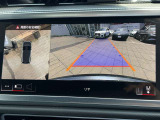 ●サラウンドビューカメラ『車両の4つのカメラから得た映像を合成し、上空から眺めているような映像をモニターに映し出します。車両周辺の歩行者や障害物などの発見に役立ちます。』