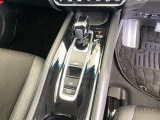 シンプルでとても使いやすいフロアシフトに、パーキングブレーキは電子制御パーキングブレーキです。