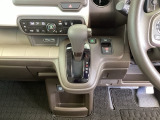 足元スッキリ、インパネシフトです。パーキングブレーキは電子制御パーキングブレーキタイプなので、運転席と助手席の間がスッキリしています。