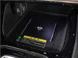 ◆ワイヤレス充電器◆ワイヤレス充電規格Qiに適合した機器を充電エリアに置くことで使用できます。