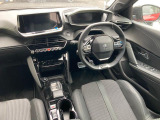『3D  i-Cockpit』 運転中の視線移動を最小限に抑える最適なレイアウト。その配置を可能にする小径ステアリング!