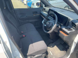 ◆前面ドア運転席◆ドアの開口が広く乗降ラクラク。シートの幅も広く運転していてもストレスを感じません。足元も広く快適なドライブを演出してくれます。