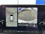 上空から見下ろしているかのような映像をディスプレイに映し出し、スムースな駐車をサポートします。画面は「トップビュー」のほか「サイドブラインドビュー」への切り換えが可能。ますます安心です