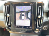 【360&deg;ビューカメラ】4台の高解像度カメラで360度の鳥瞰図を表示。隣の車や壁、死角にある障害物などを画面で確認できるため、狭いスペースでの駐車・出入りも安心です。