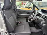 フロントシートはベンチシートです。インパネシフトで足元は広々。運転席と助手席はウォークスルーできます。