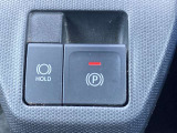 【電動パーキングブレーキ】パーキングブレーキは便利な電動式!ボタン一つで操作でき、アクセルを踏めば自動で解除されます!レバーやペダルが無いので運転席廻りもすっきりしますね!