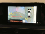 映像で見づらい車両周辺の確認をアシスト。クルマを真上から見ているような映像を表示。 運転席から確認しにくい車両周囲の状況を把握。
