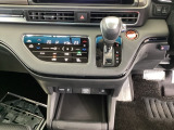足元スッキリ、インパネシフトです。パーキングブレーキはフットブレーキタイプなので、運転席と助手席の間がスッキリしています。