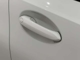 コンフォートアクセス付きでキーを携帯していれば施錠、開錠が可能です。