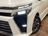 【LEDヘッドライト】悪天候や夜間走行時も良好な視界を確保し安心して運転できる高輝度LEDヘッドライトを装備!点灯速度が早く、消費電力も抑えられています。