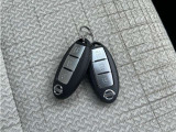 インテリジェントキー 持っていればドアノブのボタンを押せば施錠や施錠を解除 エンジンスタートボタンを押せばエンジンスタートといちいちポケット(鞄からキーを出さなくても良いんです)