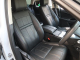 質感の高いレザーシートでございます。使用感が出やすい運転席ですが、綺麗な状態を保っております。前席の状態は内装の状態を見る大きなポイントになると思いますので、是非一度、実際にご覧くださいませ。