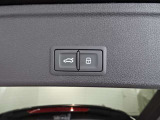 両手がふさがるほどの荷物があるとき、とても便利なオートマチックテールゲートが装備されております。