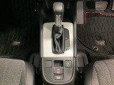 「e:HEV」は、モーター走行を中心にしながら電気エネルギーやエンジン動力を最も効率よく使い分けることができる賢いハイブリッドシステムです。サイドブレーキはスイッチ操作の電子制御パーキングブレーキです