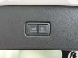 両手がふさがるほどの荷物があるとき、とても便利なオートマチックテールゲートが装備されております。